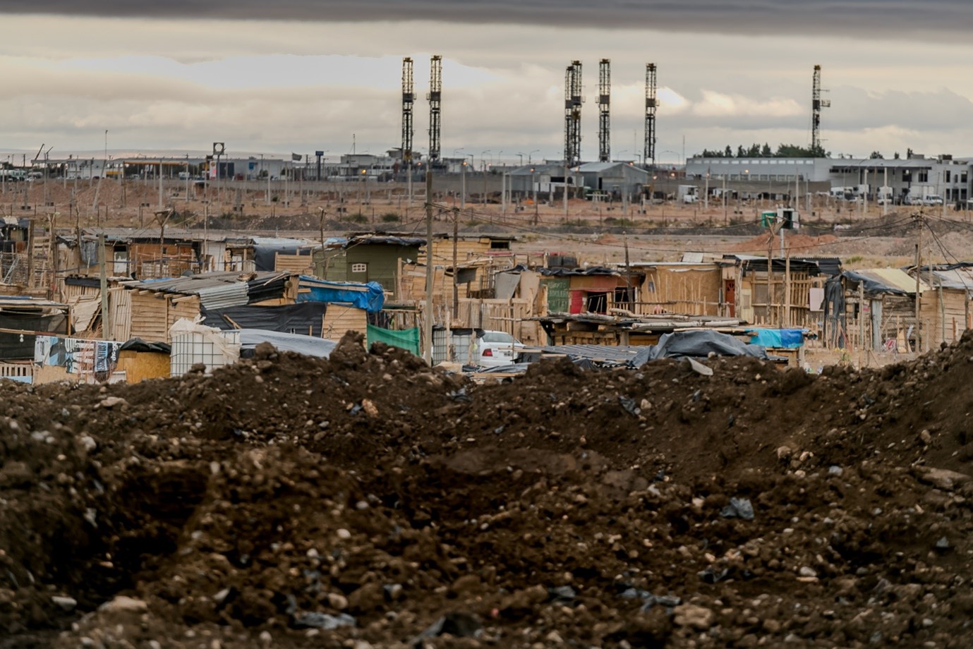 Pozos de <em>fracking</em>, montañas de basura. Dónde van los residuos de la explotación hidrocarburífera en Argentina